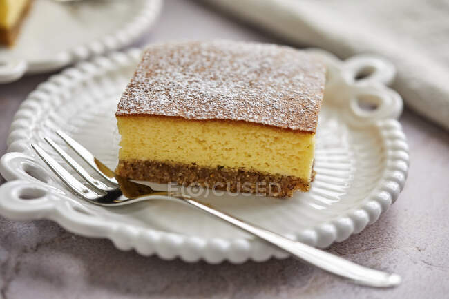 Baked cheesecake, keto and gluten free, with sprinkled powdered erythritol — Stock Photo
