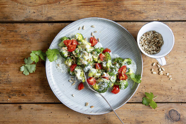 Broccoli salad with cherry tomatoes and sunflower seeds — Stock Photo
