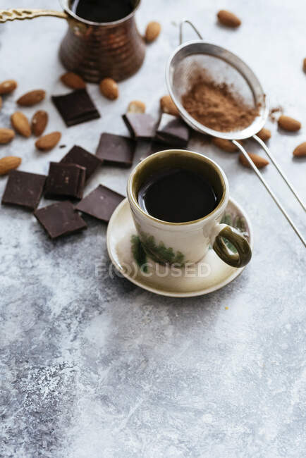 Turkish morning coffee with chocolate and almonds — Fotografia de Stock