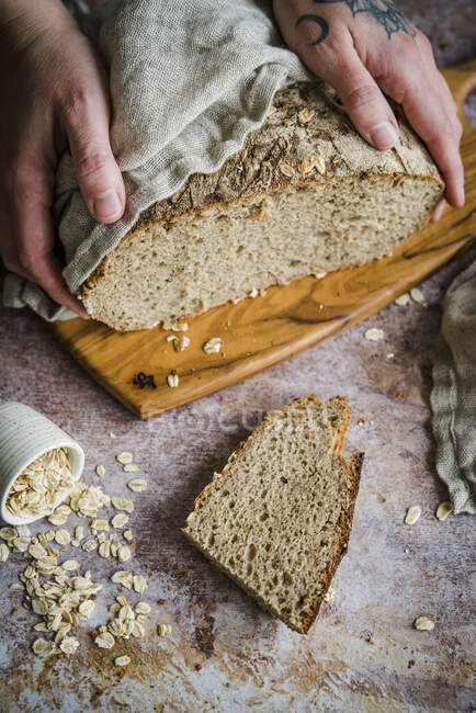Primer plano de delicioso pan casero de avena - foto de stock
