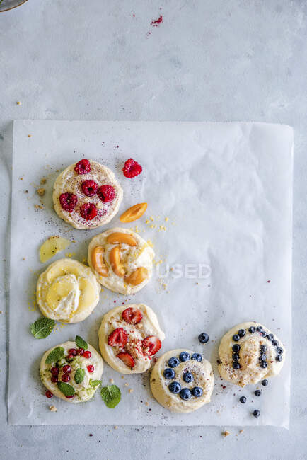 Дріжджові булочки з фруктами в кольорах веселки — стокове фото