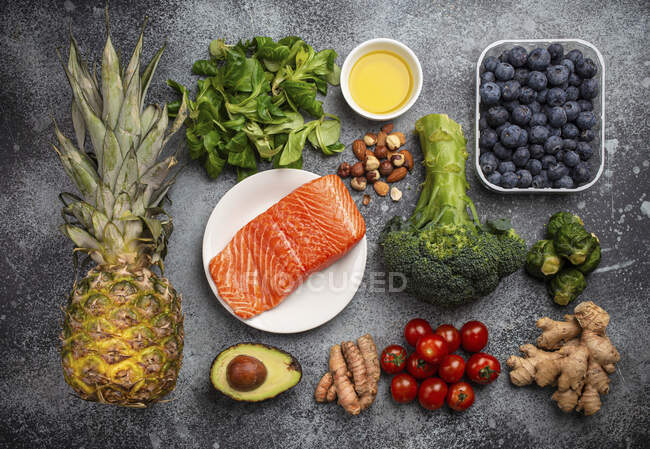 Conceito de dieta anti-inflamatória. Conjunto de alimentos que ajudam a reduzir a inflamação — Fotografia de Stock