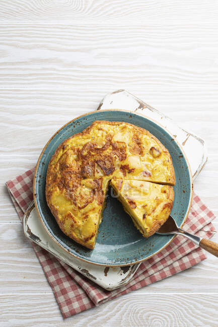 Tortilla espanhola caseira - omelete com batatas — Fotografia de Stock