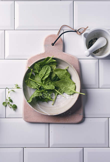 Fresh spinach in a ceramic bowl — Stock Photo