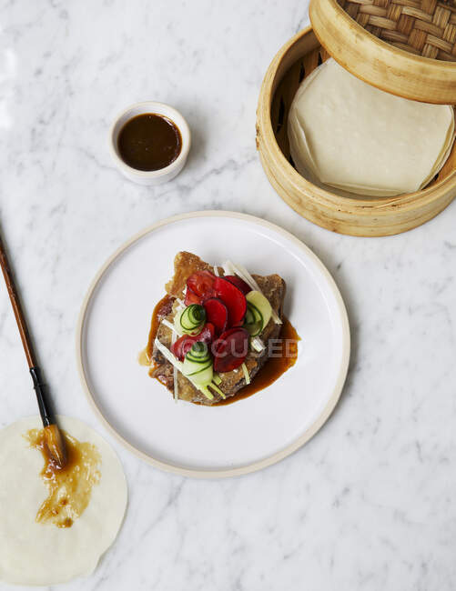 Peking duck with pancake and sauce — Stock Photo