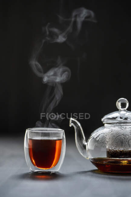 Парящий черный чай с близкого расстояния — стоковое фото