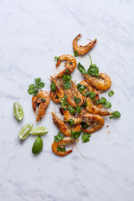 Fried prawns with coriander leaves and lime — Stock Photo