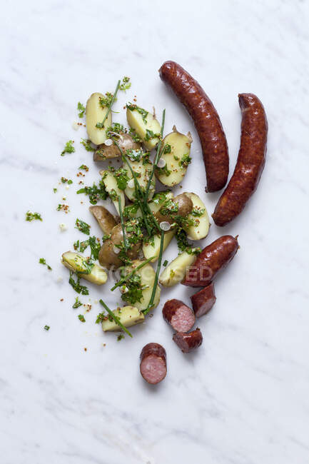 Ensalada de salchichas y patatas Montbeliard - foto de stock