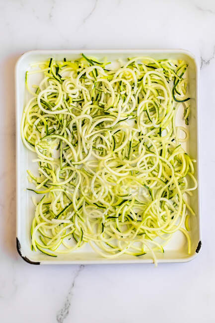 Spaghetti with spinach sprouts, parsley, onion and garlic — Stock Photo