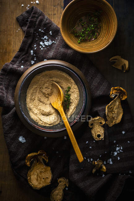 Porcini mushroom and thyme salt — Stock Photo