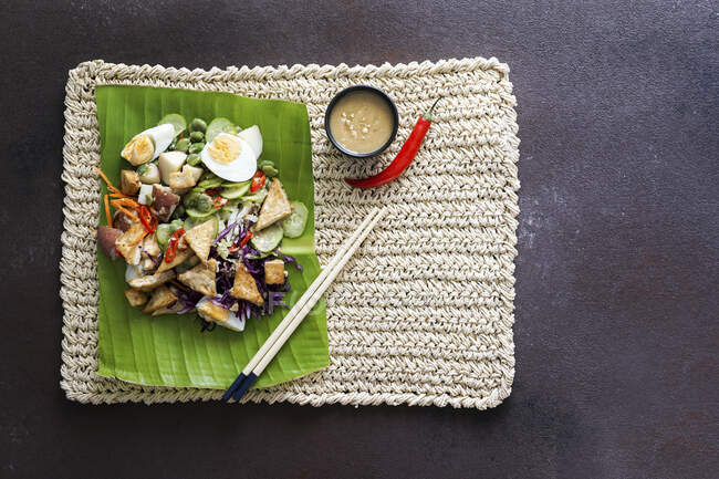 Indonesian fresh spicy salad gado gado with peanut sauce — Stock Photo