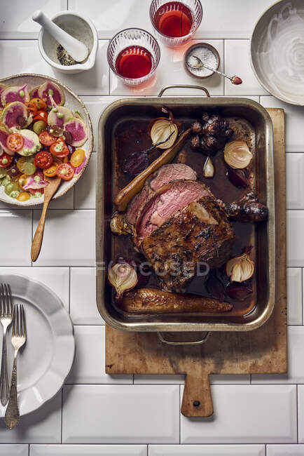 Жареное мясо подается с салатом с виноградом, редькой арбуза и помидорами — стоковое фото