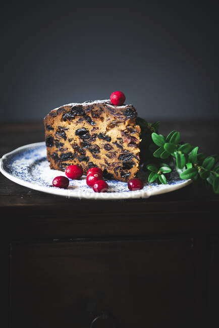 Bolo de frutas de Natal britânico no fundo escuro — Fotografia de Stock