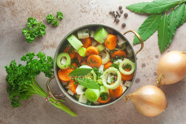 Інгредієнти для овочевого бульйону в горщику — стокове фото