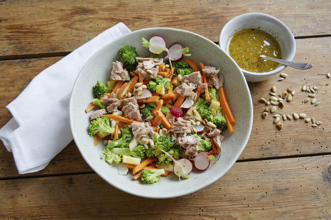 Salade de thon au brocoli, radis et carottes — Photo de stock