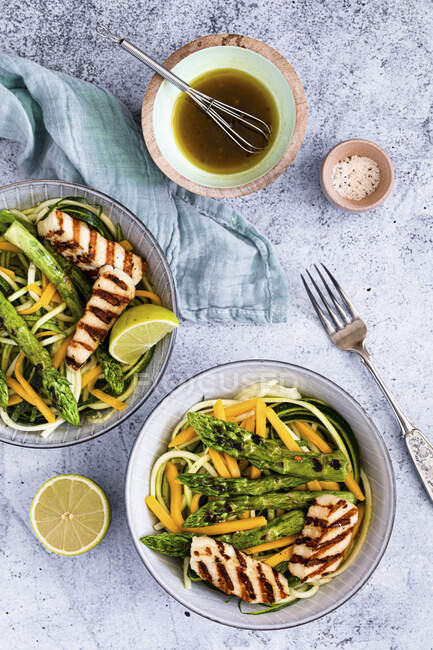 Zoodle salad with green asparagus and halloumi — Stock Photo