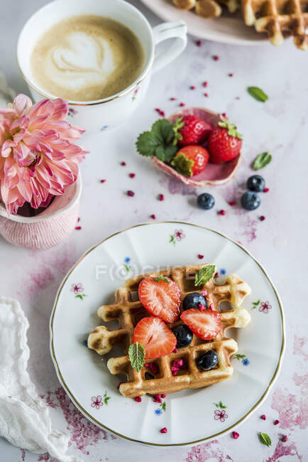 Waffeln mit Erdbeeren und Blaubeeren — Stockfoto