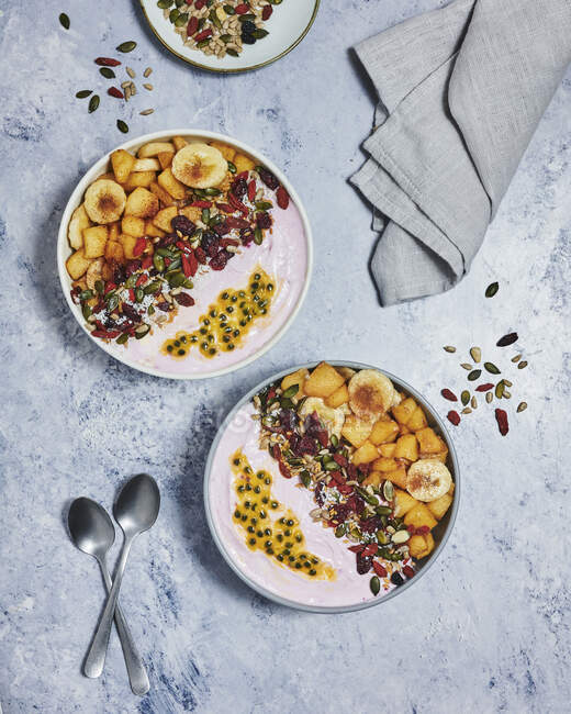 Karamellisiertes Obst und Joghurt-Frühstücksschalen — Stockfoto