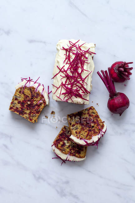 Beetroot cake with walnuts — Stock Photo