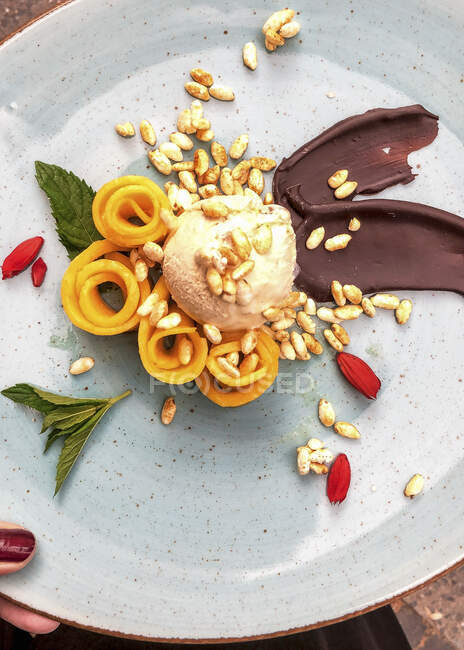 Mango ice cream with puffed spelt — Stock Photo