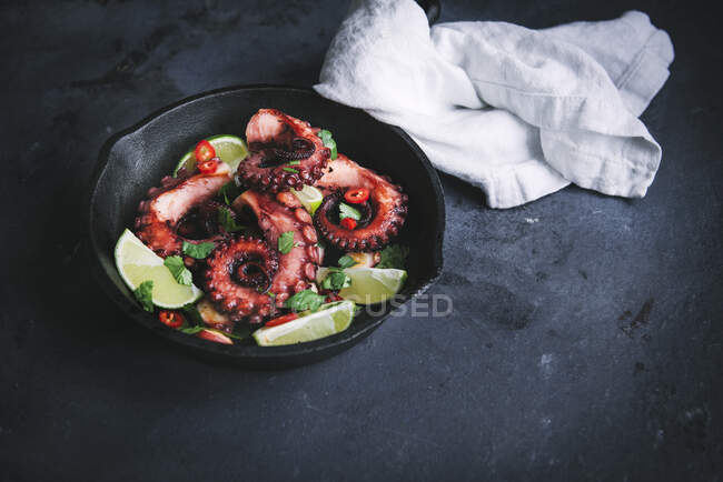Gegrillter Oktopus mit Limette und Chili — Stockfoto