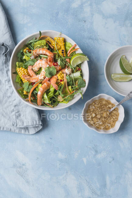 Salade de crevettes de style asiatique avec vinaigrette au maïs grillé et noix de cajou — Photo de stock