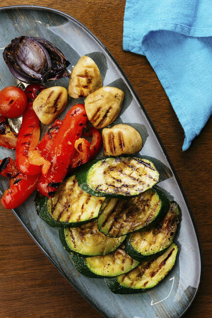 Grilled vegetables onion, tomato and zucchini — Stock Photo