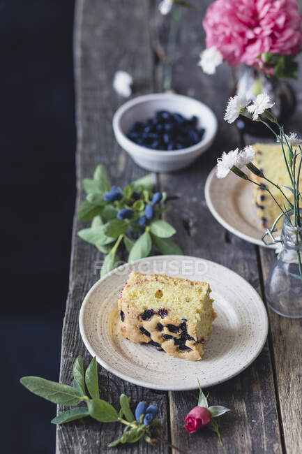 Blueberry vanilla cake on wood — Stock Photo
