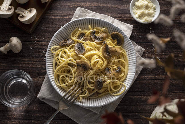 Spaghetti pasta with mushrooms and parmesan cheese — Stock Photo