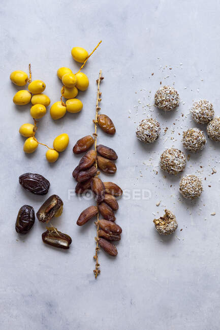 Fresh and dried dates and energy balls — Stock Photo