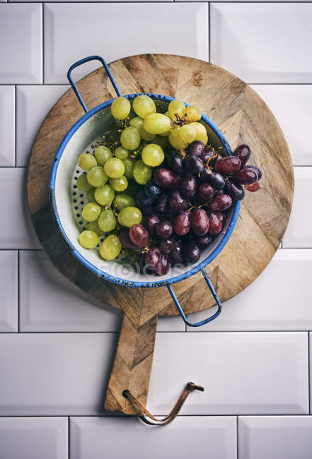 Blue and green table grapes — Stock Photo