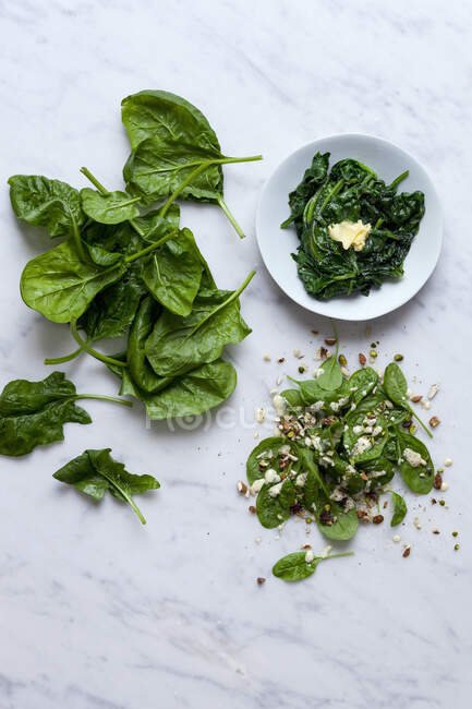 Spinach salad and cooked spinach — Stock Photo