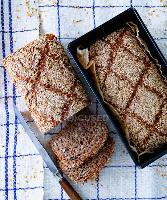 Wholemeal bread with sesame seeds — Stock Photo