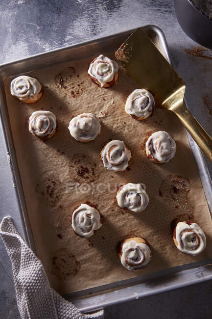 Mini cinnamon buns on pan — Stock Photo