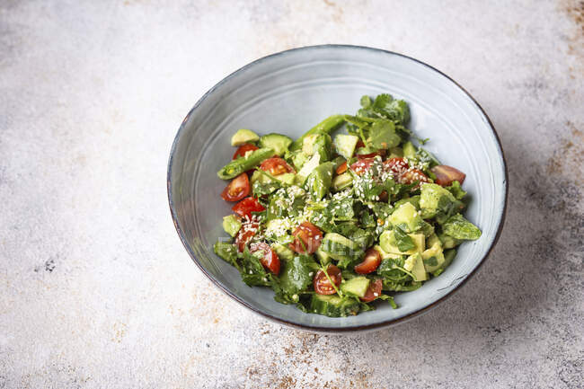 Salat mit Avocado, Koriander, Tomaten, Gurken und Zucker — Stockfoto