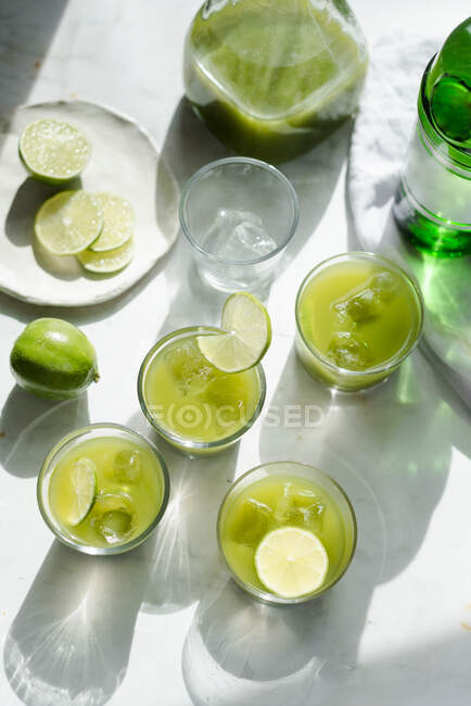Gin cocktail with apple, spinach and lime — Stock Photo