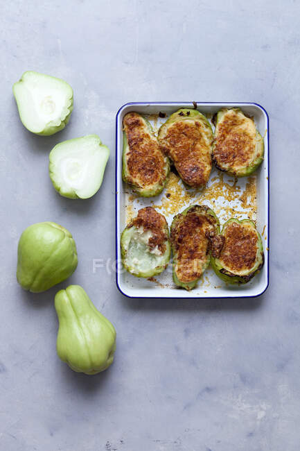 Rollos de coliflor fritos con espinacas y cebolla verde en una sartén. enfoque selectivo, espacio de copia. - foto de stock