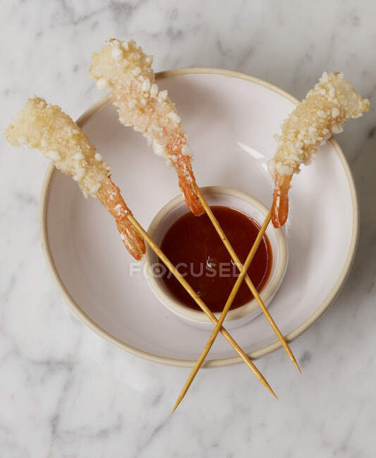 Chinese prawn skewers close-up view — Photo de stock