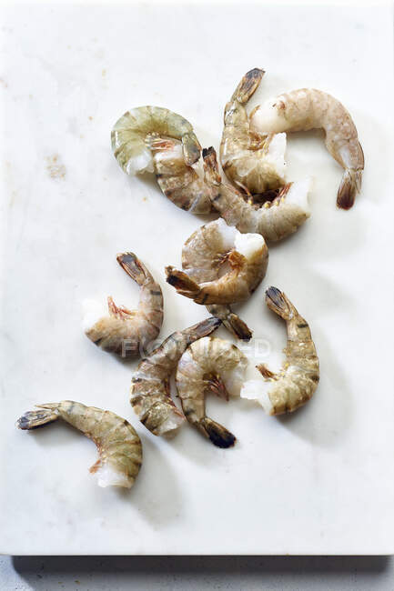Crevettes tigrées crues sur un panneau de marbre — Photo de stock