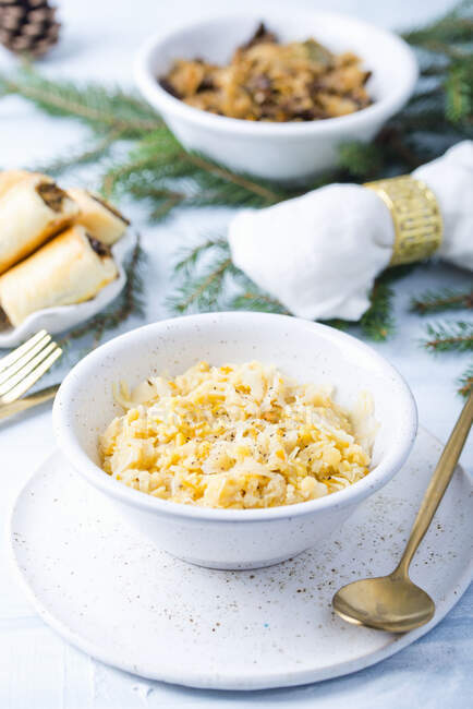 Домашний тыквенный суп со сливками и кедровыми орехами на белом фоне — стоковое фото