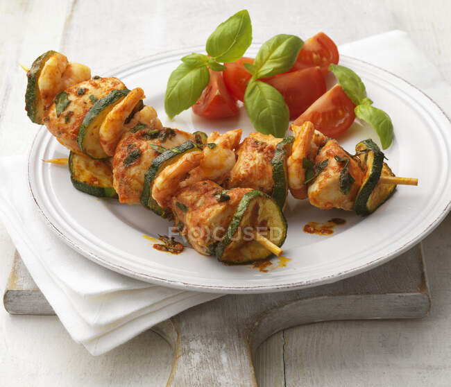 Chicken skewer with tomato and pepper — Stock Photo