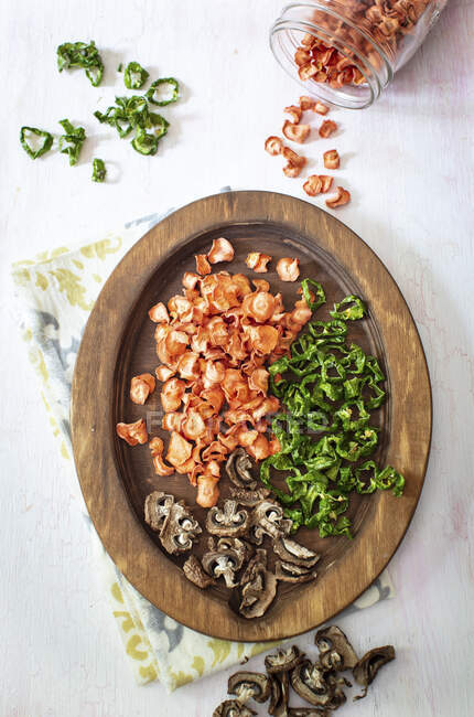 Carottes séchées, champignons et poivrons — Photo de stock