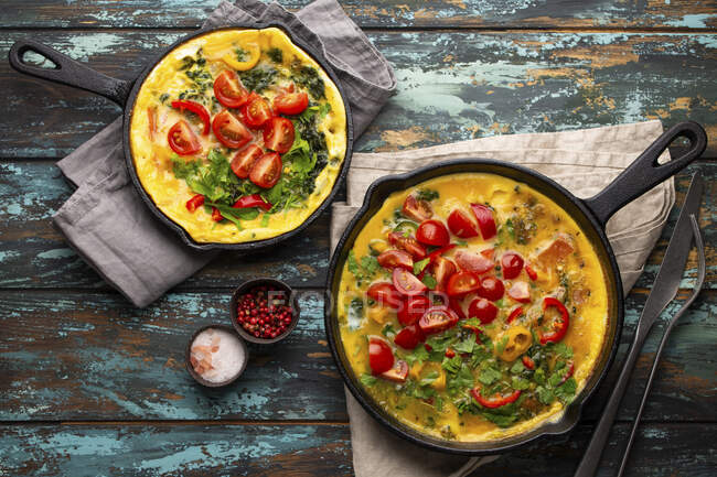 Italian healthy frittata with spinach, bell pepper and tomatoes — Stock Photo