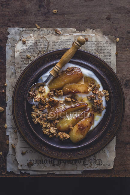 Poires caramélisées, granola et yaourt dans un bol — Photo de stock