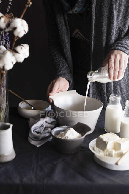 Milch auf Schüssel gießen — Stockfoto