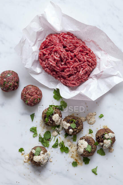 Bolas de carne de res molida - foto de stock