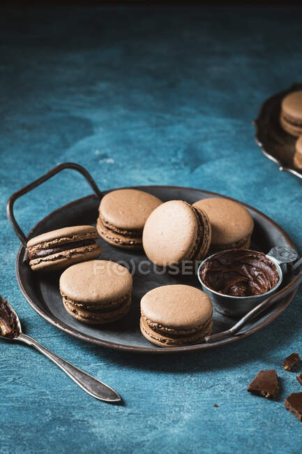 Macarrones de chocolate vista de cerca - foto de stock