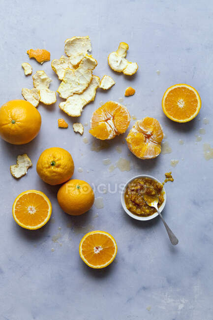Mermelada de naranja y naranjas frescas - foto de stock