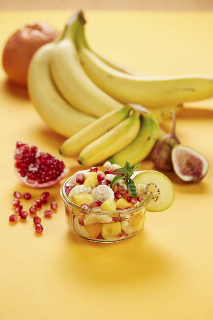 Salada de frutas e frutas frescas no fundo — Fotografia de Stock