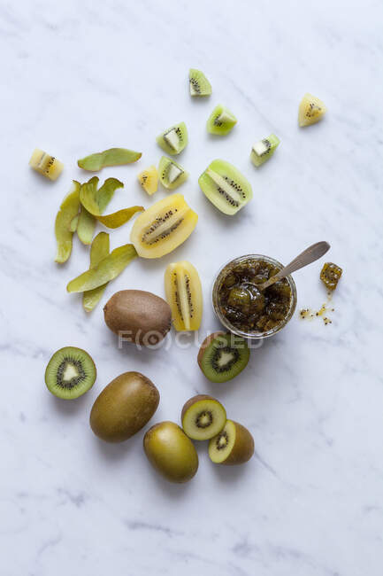 Amarillo y verde kiwi mermelada vista de cerca - foto de stock